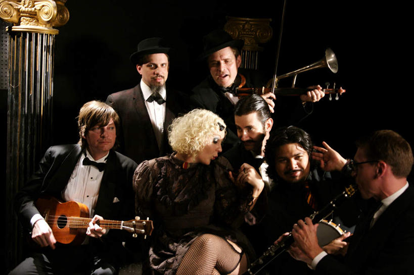 西方人,横图,室内,白天,正面,聚会,欧洲,欧洲人,乐队,阴影,反射,影子,柱子,墙,吹奏乐器,单簧管,黑管,吉他,乐器,木管乐器,铜管乐器,弦乐器,小号,小提琴,许多人,墙壁,墙面,一群人,狂欢,雕花,木管,弹拨弦鸣乐器,弓拉弦乐器,弓拉弦鸣乐器,铜管,集会,克拉管,乌木棒,聚首,白种人,半身,彩图,弹拨弦乐器