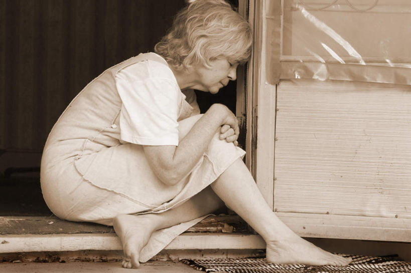 西方人,脸,头,眼睛,鼻子,嘴,耳朵,脸颊,眉毛,睫毛,一个人,闭眼,横图,室外,白天,侧面,裙子,地板,门,欧洲,欧洲人,瞳孔,仅一个女性,仅一个人,连衣裙,地面,光脚,木地板,门框,低头,仅一个中年女性,赤脚,忧伤,眼部,女人,女性,中年女性,白种人,头部,鼻,鼻孔,耳,耳部,睫,口,口腔,脸部,脸蛋,眉,面部,眼,眼睫毛,眼眉,嘴巴,嘴唇,闭眼睛,闭着眼,闭着眼睛,彩图,全身,哀伤,眼眉毛