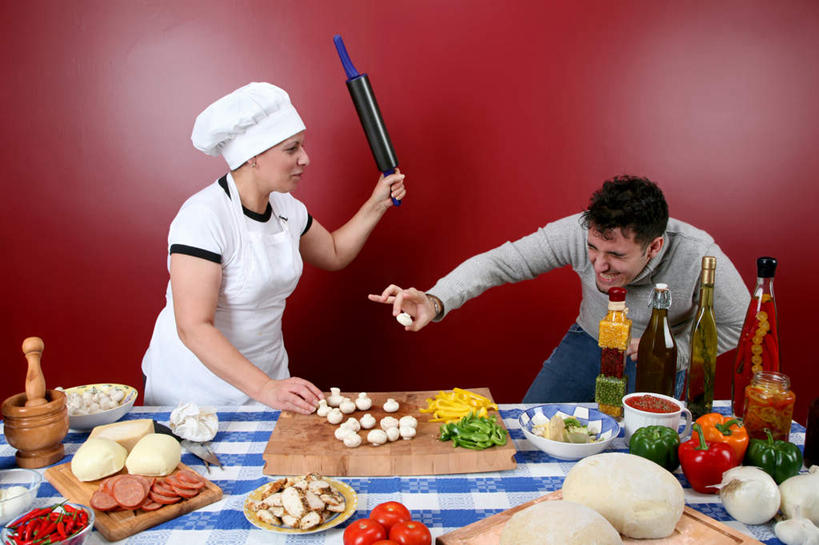 西方人,儿童,家庭,母亲,儿子,横图,室内,白天,正面,纯洁,桌面,桌子,辣椒,蒜,西红柿,欧洲,欧洲人,阴影,反射,木制,布料,擀面杖,罐子,影子,墙,菌菇,调料,面团,香肠,案板,腊肠,调味品,调味料,蒜头,菌类,布纹,墙壁,墙面,玻璃制品,砧板,桌布,小孩,玻璃瓶,餐巾,木制品,瓶子,台布,温暖,温馨,母子,一家人,食用菌,可爱,母爱,童年,童趣,教导,和睦,真菌,研磨器,童真,烂漫,无邪,辣角,红海椒,大椒,辣虎,广椒,教训,胡蒜,天真,男孩,年轻女性,女人,女性,白种人,孩子,年轻人,辣子,红辣椒,海椒,番茄,番椒,大蒜,做饭,半身,彩图,融洽,男生