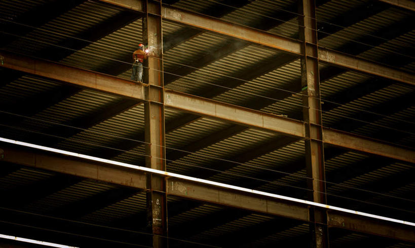 西方人,一个人,高楼大厦,站,横图,室外,白天,仰视,度假,美景,城市风光,城市,大厦,建筑,摩天大楼,欧洲,欧洲人,仅一个男性,仅一个人,连接,组合,景观,娱乐,建设,水泥,仅一个年轻男性,建筑工地,站着,享受,休闲,钢筋,景色,放松,电焊,焊接,紧固,拼接,拼凑,焊枪,拼合,凑集,聚合,撮合,牢固,地盘,建筑地盘,施工地盘,电弧焊,男人,男性,年轻男性,白种人,站立,彩图,低角度拍摄,全身,大楼,高层建筑,高楼,工地,摩天楼