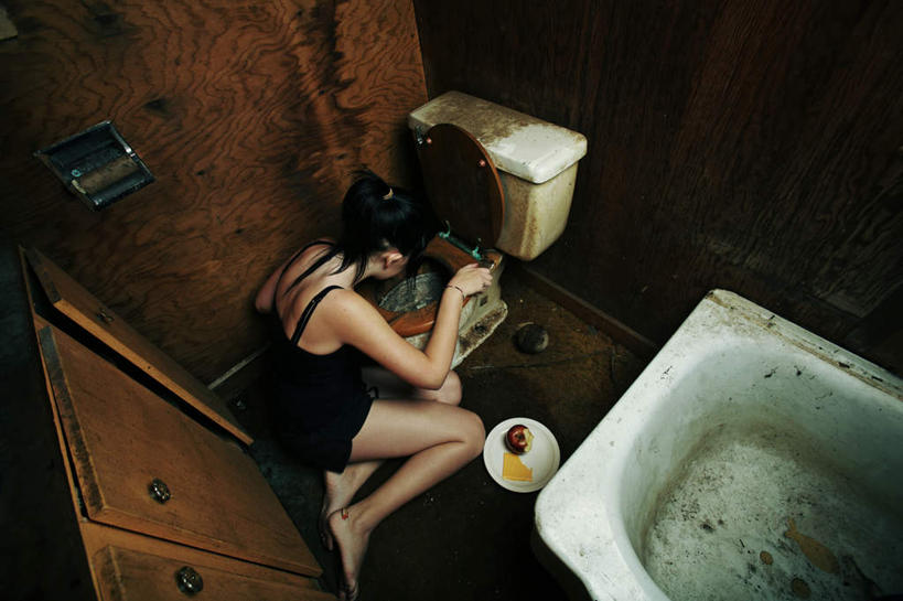 点心,东方人,手,一个人,跪,横图,俯视,室内,白天,生活用品,卫生间,洗手间,苹果,餐具,亚洲,仅一个年轻女性,仅一个女性,仅一个人,阴影,服装,反射,碟子,盘,影子,马桶,食品,黄种人,食物,衣服,盘子,碟,浴缸,饼干,零食,生病,手部,服饰,座便器,肮脏,衣着,穿着,卫浴,邋遢,子孙桶,呕吐,衣饰,抱病,龌龊,污秽,恶浊,年轻女性,女人,女性,亚洲人,厕所,跪着,半身,彩图,高角度拍摄