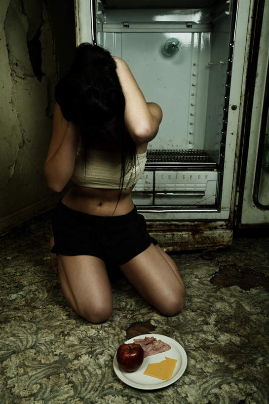 点心,东方人,一个人,跪,竖图,室内,白天,正面,地板,苹果,餐具,亚洲,仅一个年轻女性,仅一个女性,仅一个人,阴影,反射,电器,碟子,盘,影子,冰箱,墙,食品,地面,黄种人,冷冻,培根,冷柜,木地板,墙壁,墙面,食物,盘子,碟,冷藏柜,饼干,零食,冷藏,储藏,双手抱头,家电,家用电器,瘦弱,保鲜,衰弱,消瘦,年轻女性,女人,女性,亚洲人,跪着,半身,彩图