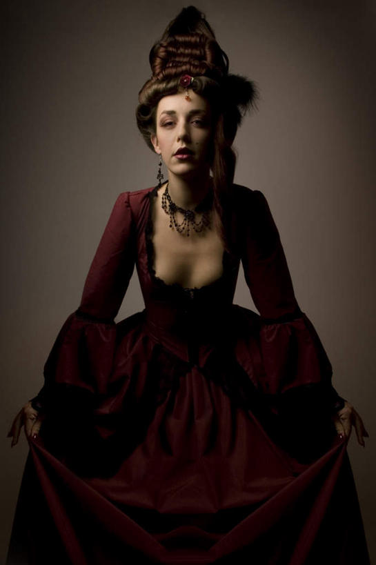 西方人,脸,头,眼睛,鼻子,嘴,耳朵,脸颊,眉毛,睫毛,一个人,站,竖图,室内,特写,白天,正面,兴奋,神秘,热情,项链,欧洲,欧洲人,瞳孔,仅一个年轻女性,仅一个女性,仅一个人,阴影,反射,头饰,影子,开放,注视,装饰品,红色,黑色,饰品,首饰,观察,看,站着,健康,温暖,奔放,活力,积极,激情,迷茫,忧伤,眼部,朝气,观看,严肃,暖色,吉祥,察看,难过,生命,庄重,关注,发髻,忧郁,饱满,含蓄,沉静,革命,热烈,赤色,中间色,充实,斗志,喜气,主动,年轻女性,女人,女性,白种人,头部,鼻,鼻孔,耳,耳部,睫,口,口腔,脸部,脸蛋,眉,面部,眼,眼睫毛,眼眉,嘴巴,嘴唇,站立,半身,彩图,欢乐,哀伤,眼眉毛