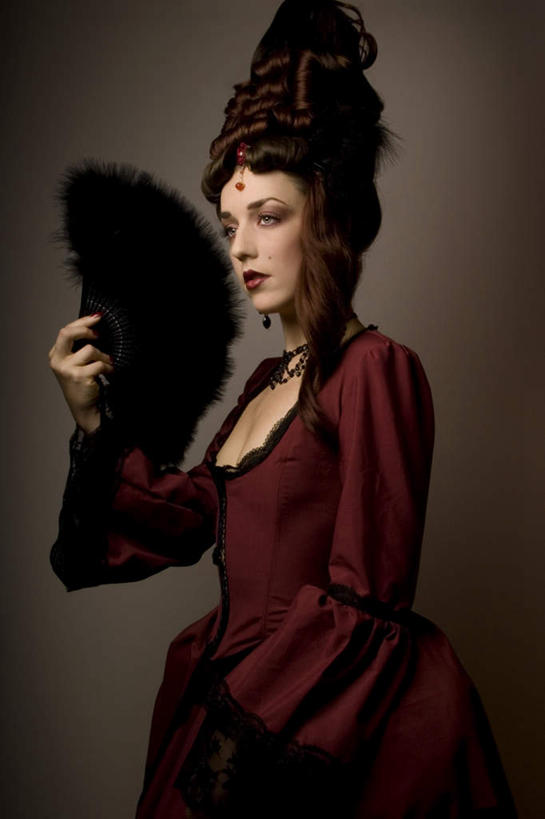 西方人,脸,头,眼睛,鼻子,嘴,耳朵,脸颊,眉毛,睫毛,一个人,站,竖图,室内,特写,白天,侧面,兴奋,神秘,热情,项链,羽毛,欧洲,欧洲人,瞳孔,仅一个年轻女性,仅一个女性,仅一个人,阴影,轻盈,柔软,反射,扇子,头饰,影子,开放,注视,装饰品,红色,黑色,饰品,首饰,观察,看,站着,健康,温暖,奔放,活力,积极,激情,迷茫,忧伤,眼部,朝气,观看,严肃,暖色,吉祥,察看,难过,生命,庄重,关注,发髻,忧郁,饱满,含蓄,轻柔,沉静,革命,热烈,赤色,中间色,充实,斗志,喜气,主动,年轻女性,女人,女性,白种人,头部,鼻,鼻孔,耳,耳部,睫,口,口腔,脸部,脸蛋,眉,面部,眼,眼睫毛,眼眉,嘴巴,嘴唇,站立,半身,彩图,欢乐,哀伤,眼眉毛