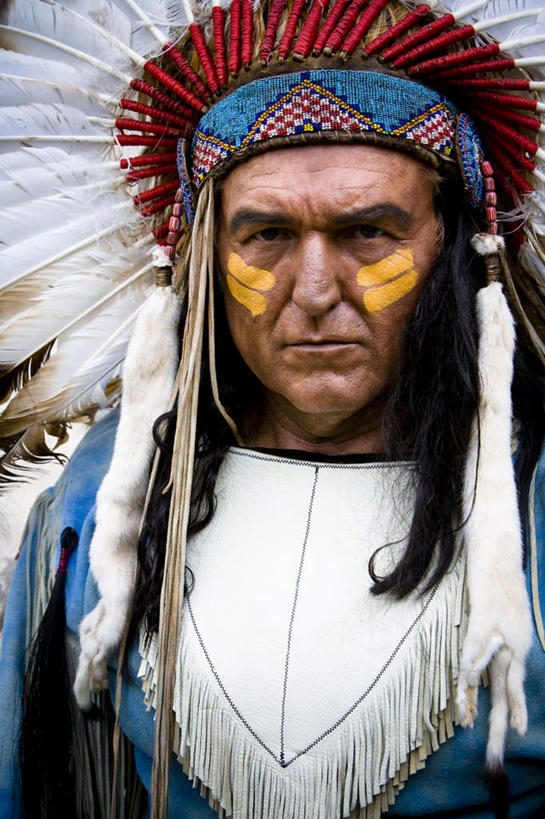 西方人,脸,头,脸颊,一个人,站,竖图,室外,白天,正面,欧洲,欧洲人,仅一个男性,仅一个人,仅一个中年男性,传统服饰,装饰,注视,观察,看,站着,观看,华丽,修饰,点缀,察看,关注,衬托,美观,雅致,雅观,男人,男性,中年男性,白种人,头部,脸部,脸蛋,面部,站立,半身,彩图