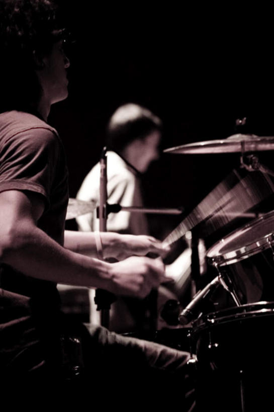 西方人,两个人,坐,竖图,室内,特写,白天,正面,欧洲,欧洲人,乐队,表演,握,阴影,朦胧,模糊,光线,影子,灯光,乐器,拿,拿着,扮演,握着,演出,男人,男性,年轻男性,白种人,坐着,半身,彩图