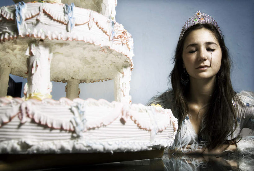 点心,西方人,脸,头,脸颊,一个人,坐,闭眼,横图,室内,特写,白天,正面,晚礼服,下午茶,桌面,桌子,皇冠,欧洲,欧洲人,仅一个年轻女性,仅一个女性,仅一个人,一堆,堆叠,堆积,大理石,食品,食物,糕点,堆,权威,高贵,公主,燕尾服,权力,统治,大理石制品,年轻女性,女人,女性,白种人,头部,脸部,脸蛋,面部,王冠,闭眼睛,闭着眼,闭着眼睛,坐着,半身,彩图,晚宴服,舞会服,洋服,洋装,夜礼服,蛋糕