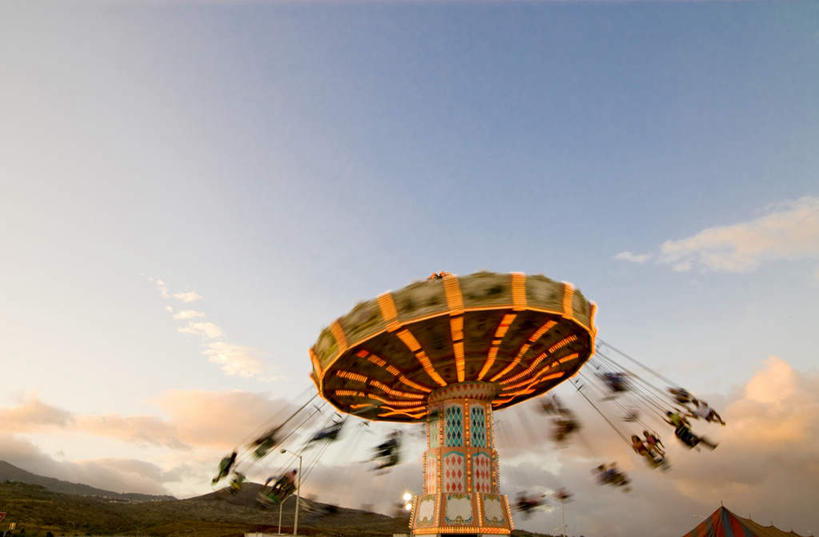 西方人,游乐园,横图,室外,白天,仰视,旅游,度假,山,山脉,游乐场,欧洲,欧洲人,阴影,朦胧,模糊,光线,影子,山峰,云,云朵,山峦,许多人,云彩,娱乐,蓝色,白云,蓝天,天空,阳光,秋千,群山,天,一群人,享受,休闲,放松,旋转飞椅,晴朗,乐园,含糊,恍惚,模胡,依稀,隐约,白种人,晴空,彩图,低角度拍摄,全身