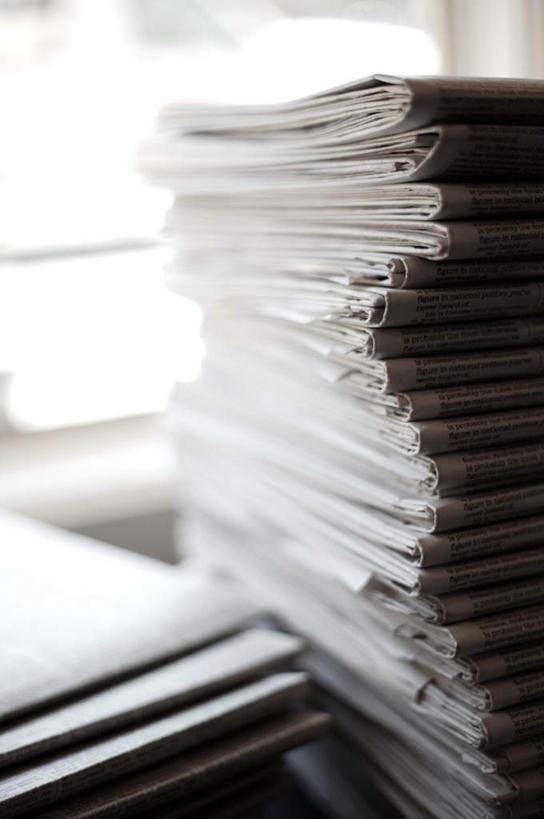 无人,竖图,室内,白天,正面,阅读,窗户,桌面,桌子,报纸,一堆,许多,学习,阴影,堆叠,堆积,光线,影子,大理石,玻璃窗,阳光,看,浏览,堆,大理石制品,彩图,咖啡馆