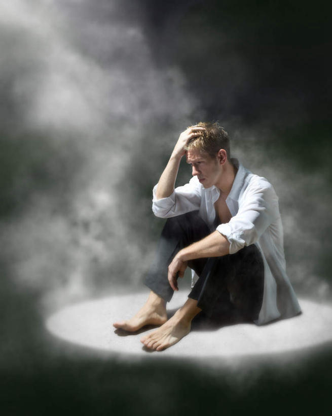 西方人,脸,头,脸颊,一个人,商务人士,商务男性,坐,摸,竖图,室内,白天,正面,衬衫,欧洲,欧洲人,仅一个男性,仅一个人,抚摸,黑色背景,套装,烟雾,光脚,仅一个年轻男性,赤脚,摄影,影棚,商务装,工薪阶层,男人,男性,年轻男性,白种人,头部,脸部,脸蛋,面部,白领,上班族,触摸,接触,坐着,彩图,全身,影棚拍摄,衬衣,拍摄,短发