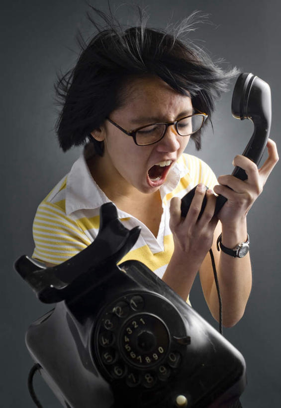 西方人,一个人,打电话,竖图,室内,特写,白天,正面,电话,手机,欧洲,欧洲人,仅一个年轻女性,仅一个女性,仅一个人,握,灰色背景,服装,休闲装,通讯设备,衣服,黄色,张嘴,休闲,休闲服,握着,摄影,服饰,影棚,飘逸,威胁,灾难,飓风,张大嘴巴,台风,暴风,超脱,俊逸,萧洒,潇洒,交流,危险,年轻女性,女人,女性,白种人,张开嘴,沟通,通话,半身,彩图,影棚拍摄,拍摄