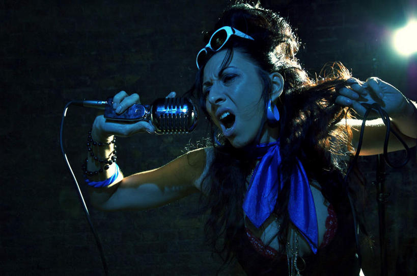 西方人,一个人,歌唱家,横图,室外,夜晚,正面,欧洲,欧洲人,仅一个年轻女性,仅一个女性,仅一个人,一副,握,阴影,黑色背景,装饰,光线,背心,墨镜,眼镜,影子,灯光,一个,蓝色,白色,黑色,话筒,太阳镜,太阳眼镜,围巾,温暖,遮阳镜,握着,唱歌,单个,围脖,保暖,华丽,点缀,麦克风,御寒,疯狂,扩音器,演唱,传声器,衬托,美观,雅致,雅观,微音器,年轻女性,女人,女性,白种人,长发,歌手,半身,彩图