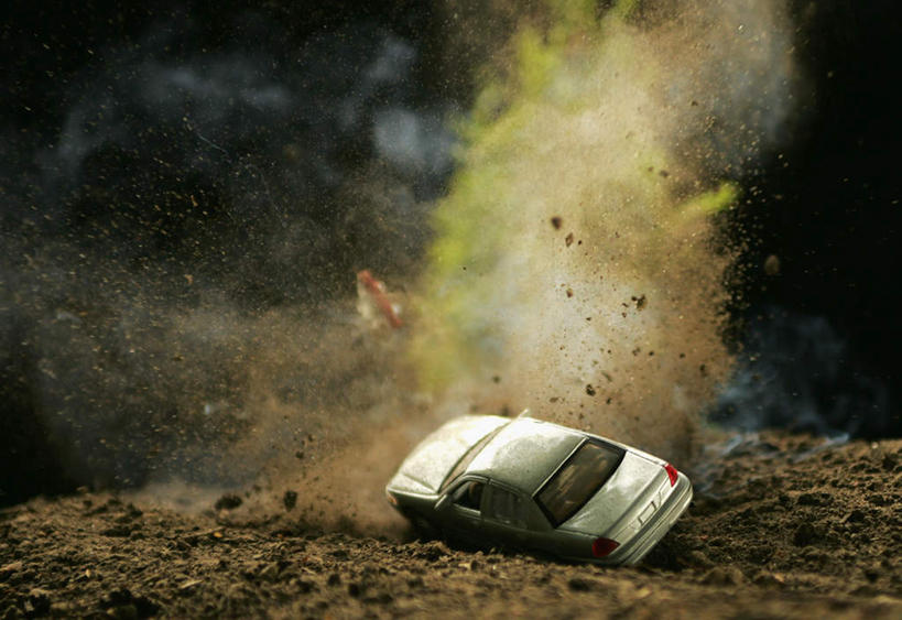 无人,横图,室外,白天,正面,爆炸,汽车,阴影,模糊,光线,影子,泥土,土壤,车,阳光,交通工具,轿车,载具,含糊,恍惚,模胡,依稀,隐约,彩图