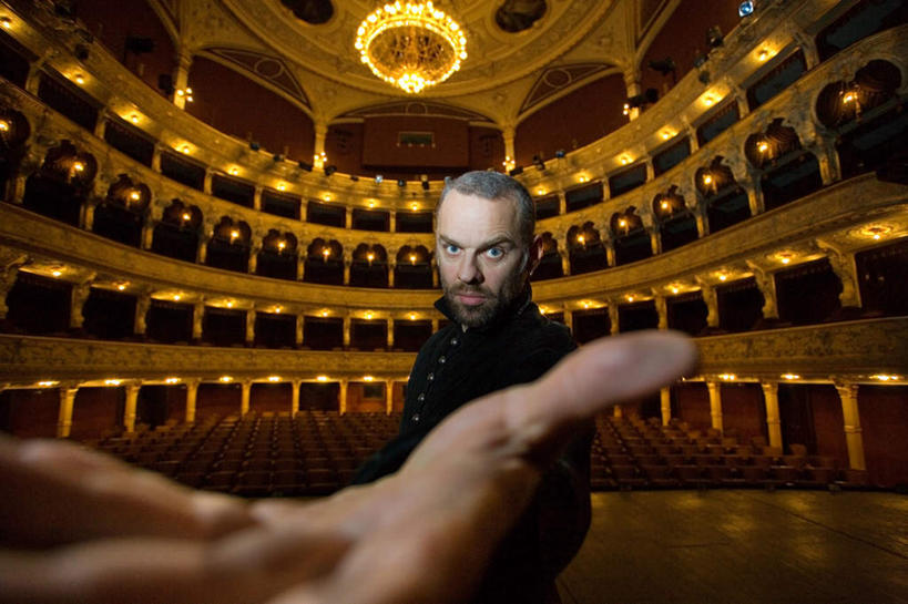 西方人,脸,头,脸颊,一个人,举,横图,室内,特写,白天,正面,剧院,照明,欧洲,欧洲人,仅一个男性,仅一个人,仅一个中年男性,一排,阴影,模糊,整齐,光线,影子,灯光,注视,吊灯,座位,灯,排列,灯具,观察,看,托,观看,照亮,察看,照明设备,队列,关注,含糊,恍惚,模胡,依稀,隐约,男人,男性,中年男性,白种人,头部,脸部,脸蛋,面部,举起,举手,举着,向上举,向上伸,向上托,半身,彩图,剧场,戏院