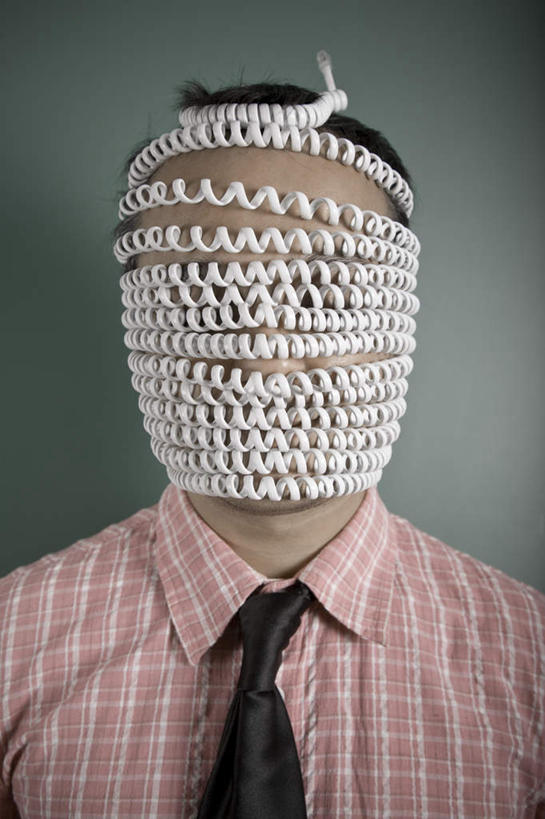 西方人,一个人,商务人士,商务男性,竖图,室内,特写,白天,正面,衬衫,通讯,数据,欧洲,欧洲人,仅一个男性,仅一个人,灰色背景,套装,传输,注视,仅一个年轻男性,绑,观察,看,电话线,摄影,影棚,观看,察看,关注,水晶头,商务装,工薪阶层,线缆,男人,男性,年轻男性,白种人,白领,上班族,半身,彩图,影棚拍摄,衬衣,拍摄