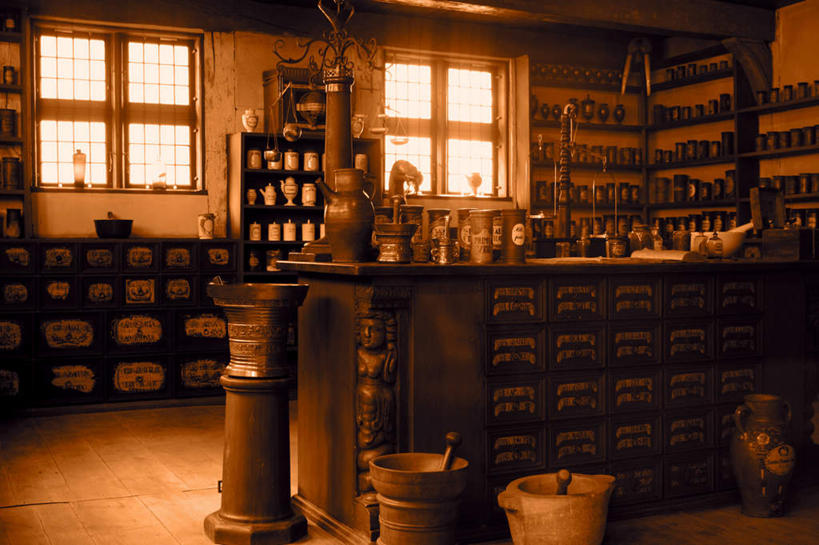 无人,横图,室内,白天,正面,窗户,桌面,桌子,抽屉,一排,阴影,整齐,光线,木制,罐子,影子,陶瓷,陶瓷制品,玻璃窗,排列,阳光,木制品,瓶子,容器,碗,药房,储藏,储存,队列,彩图,贮存