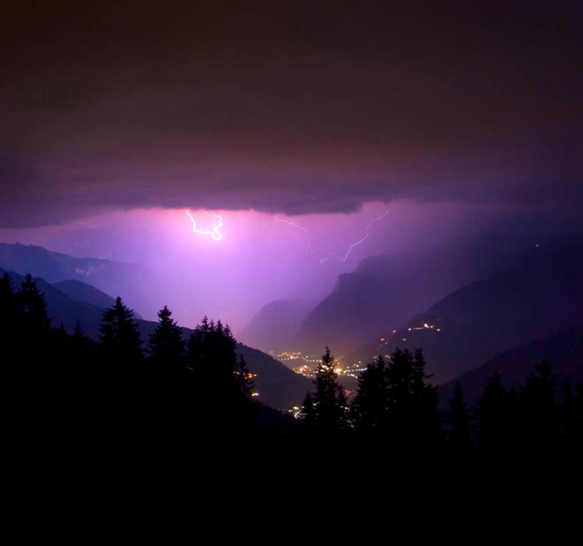 无人,方图,俯视,室外,白天,旅游,度假,美景,山,山脉,闪电,树林,植物,阴影,光线,影子,景观,山峰,灯光,山峦,娱乐,树,树木,绿色,自然,群山,享受,休闲,景色,放松,生长,成长,自然风光,打雷,雷,打闪,彩图,高角度拍摄