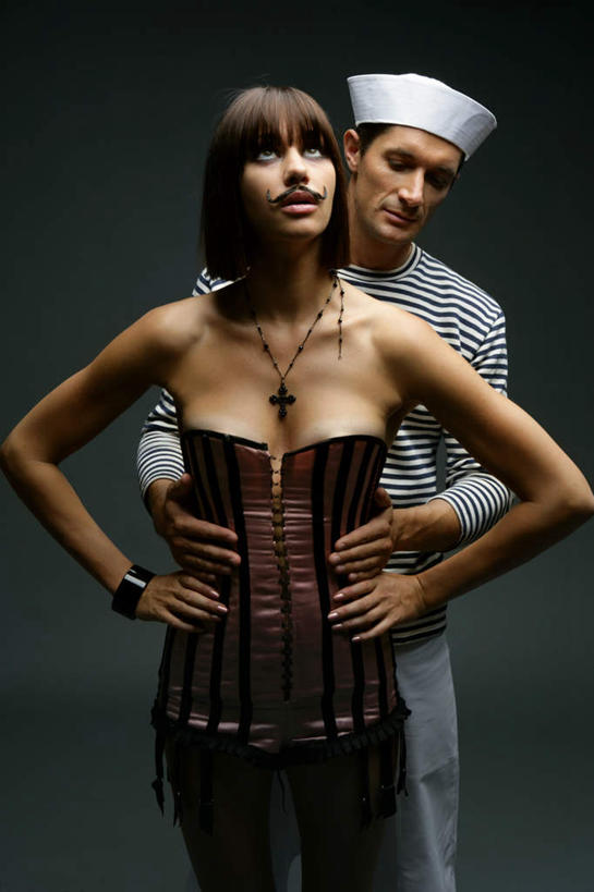 西方人,胡须,两个人,水手,站,抱,竖图,室内,特写,白天,正面,爱情,项链,欧洲,欧洲人,灰色背景,服装,浪漫,注视,手叉腰,装饰品,衣服,饰品,首饰,叉腰,观察,看,站着,温暖,温馨,恩爱,恋人,摄影,服饰,影棚,抱着,观看,和睦,察看,搂着,双手叉腰,衣着,穿着,关注,水手服,衣饰,男人,男性,年轻男性,年轻女性,女人,女性,白种人,胡子,小胡子,情侣,船员,海员,水兵,搂,搂抱,站立,半身,彩图,影棚拍摄,拍摄,伴侣,融洽