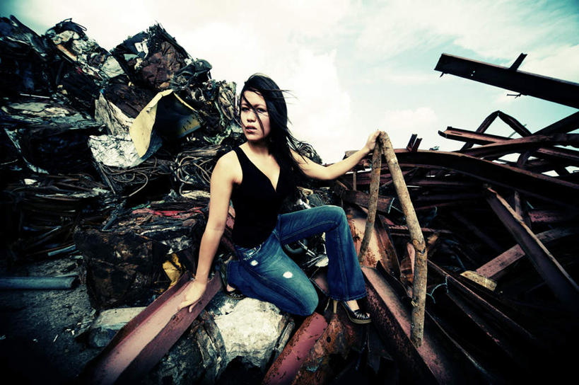 东方人,一个人,坐,横图,室外,白天,正面,亚洲,仅一个年轻女性,仅一个女性,仅一个人,许多,服装,裤子,环保,云,云朵,垃圾,云彩,注视,牛仔裤,休闲装,黄种人,衣服,蓝色,白云,蓝天,天空,天,观察,看,休闲,休闲服,服饰,能源,晴朗,观看,垃圾场,垃圾堆,回收,资源,察看,关注,利用,低碳,循环,持续,年轻女性,女人,女性,亚洲人,晴空,坐着,半身,彩图