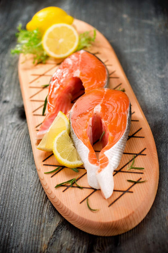 三文鱼,无人,竖图,俯视,室内,白天,鲑鱼,水果,一排,切开,新鲜,整齐,肉,生食,鱼肉,食品,果实,肉类,食物,排列,两个,切,有机食品,绿色食品,大马哈鱼,队列,剖面,肉食,切面,撒蒙鱼,萨门鱼,冰海之皇,鲑,酸橙,马哈鱼,麻哈鱼,大麻哈鱼,代代,橙子,橙,彩图,高角度拍摄