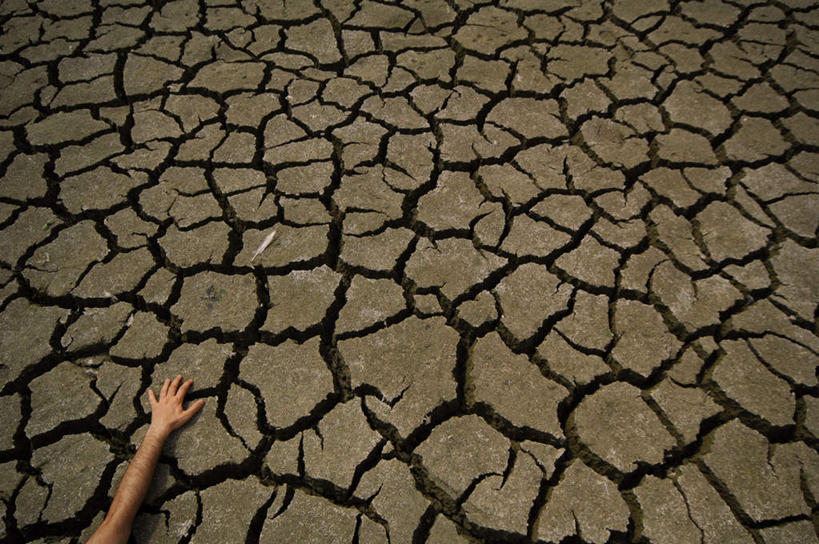 西方人,一个人,横图,俯视,室外,白天,美景,欧洲,欧洲人,仅一个男性,仅一个人,缝隙,龟裂,干枯,裂缝,裂痕,景观,泥土,土壤,仅一个年轻男性,自然,景色,死亡,干涸,干旱,自然风光,旱灾,殒命,枯竭,灭亡,男人,男性,年轻男性,白种人,半身,彩图,高角度拍摄