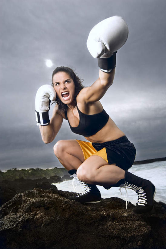 西方人,一个人,拳击手,举,竖图,室外,白天,正面,锻炼,热情,比赛,运动,拳击,石头,欧洲,欧洲人,仅一个年轻女性,仅一个女性,仅一个人,握,阴影,光线,石子,影子,乌云,云,阴天,云朵,拿,云彩,拿着,注视,天空,阳光,手套,天,观察,看,托,激情,握着,观看,察看,昏暗,阴沉,关注,热心,体育,殷勤,年轻女性,女人,女性,白种人,拳击家,拳击运动员,石块,岩石,举起,举手,举着,向上举,向上伸,向上托,半身,彩图,健身