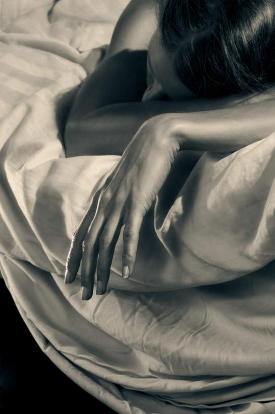 西方人,手,一个人,竖图,室内,白天,正面,失败,床,卧室,欧洲,欧洲人,仅一个年轻女性,仅一个女性,仅一个人,沮丧,床单,被子,难受,手部,无奈,单人床,单手,失望,悲伤,被单,伤心,难过,失落,颓废,挫败,受挫,落败,落空,错过,失足,失意,失策,失算,颓丧,衰颓,悲哀,懊丧,颓靡,气馁,丧气,败北,挫折,失利,年轻女性,女人,女性,白种人,半身,彩图,睡房,卧房