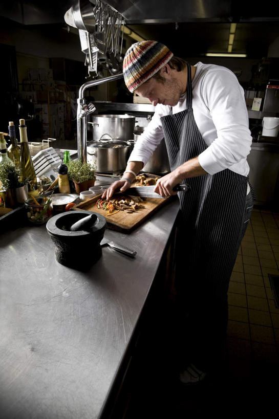 西方人,一个人,站,竖图,俯视,室内,白天,厨房,姜,辣椒,蔬菜,帽子,金属制品,欧洲,欧洲人,仅一个男性,仅一个人,仅一个中年男性,切开,握,服装,新鲜,装饰,金属,瓷砖,地砖,工具,铁桶,桶,围裙,食品,刀具,地面,拿,拿着,注视,休闲装,黄椒,食物,衣服,容器,刀,低头,观察,看,切,站着,休闲,休闲服,握着,服饰,手镯,有机食品,绿色食品,观看,储藏,华丽,修饰,点缀,察看,储存,关注,菜刀,剖面,切面,辣角,红海椒,大椒,辣虎,广椒,衬托,美观,雅致,雅观,编织帽,切菜刀,男人,男性,中年男性,白种人,生姜,老姜,辣子,红辣椒,海椒,番椒,站立,半身,彩图,高角度拍摄,灶间,贮存