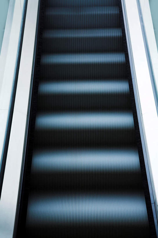 无人,竖图,室外,特写,白天,正面,电梯,阴影,朦胧,模糊,光线,影子,电动扶梯,灯光,自动扶梯,运输工具,彩图,扶手电梯,升降设备,运输带,自动行人电梯,电扶梯