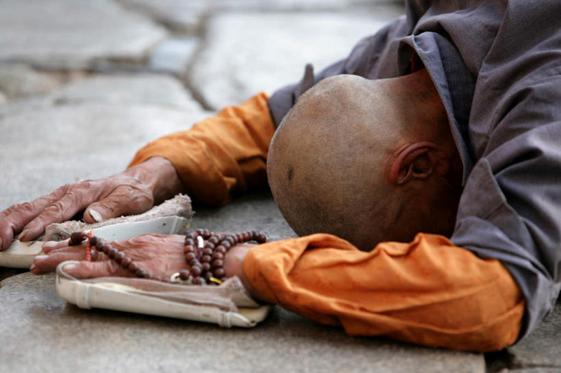 东方人,一个人,和尚,横图,俯视,室外,白天,地板,鞋子,亚洲,仅一个男性,仅一个人,阴影,节日,反射,影子,地面,黄种人,文化,木地板,仅一个年轻男性,祈祷,健康,许愿,宗教,信仰,纪念,佛珠,祈求,祭拜,平安,男人,男性,年轻男性,亚洲人,比丘,高僧,僧,僧侣,僧人,沙弥,修行僧,半身,彩图,高角度拍摄