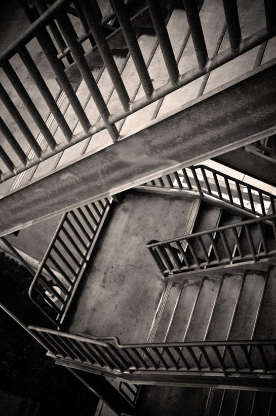 无人,家,栏杆,竖图,俯视,室内,白天,神秘,安全,楼梯,阴影,破旧,陈旧,平静,反射,扶手,影子,房屋,阶梯,屋子,护栏,楼房,台阶,住宅,宁静,和平,安详,太平,安适,安好,宁靖,彩图,高角度拍摄,房子