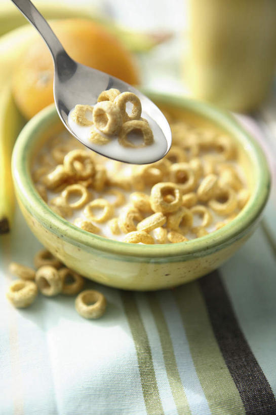 牛奶,无人,竖图,俯视,室内,特写,白天,勾,挽,阴影,弯曲,反射,布料,影子,勺子,谷物,饮品,营养,布纹,桌布,饮料,餐巾,调羹,台布,汤匙,勾着,乳制品,奶,挽着,安神,彩图,高角度拍摄