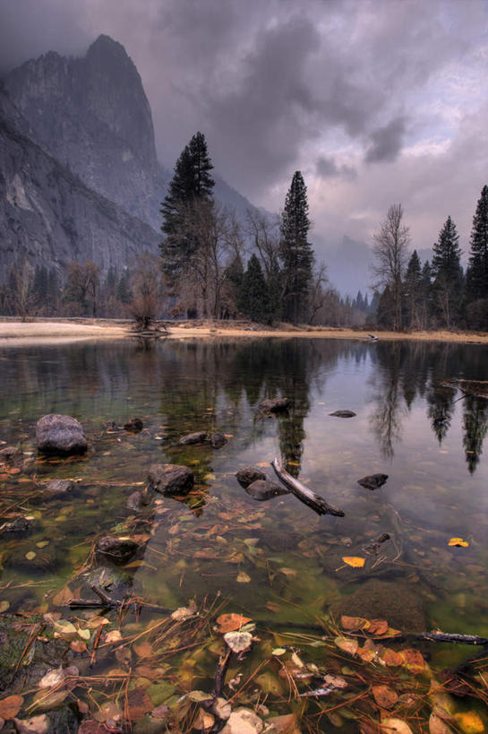 无人,竖图,室外,白天,正面,旅游,度假,河流,石头,美景,森林,山,山脉,树林,水,植物,美国,石子,河水,景观,山峰,水流,悬崖,山峦,娱乐,树,树木,蓝色,绿色,倒影,蓝天,天空,自然,群山,天,享受,休闲,陡峭,景色,放松,生长,成长,倒映,北美,北美洲,加利福尼亚,自然风光,美洲,加州,加利福尼亚州,金州,黄金州,北亚美利加洲,亚美利加洲,绝壁,笔陡,峻峭,反照,石块,岩石,彩图