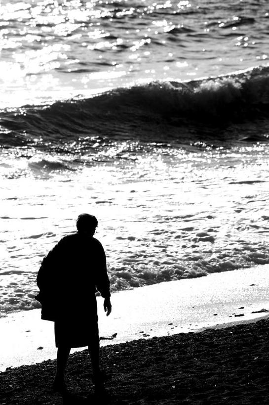 西方人,一个人,走,竖图,俯视,黑白,室外,白天,旅游,度假,海浪,海洋,美景,欧洲,欧洲人,仅一个女性,仅一个人,景观,浪花,娱乐,自然,海水,享受,休闲,景色,放松,仅一个老年女性,汹涌,自然风光,海景,澎湃,磅礴,老年女性,女人,女性,白种人,大海,风浪,海,海水的波动,近岸浪,涌浪,步行,散步,走路,半身,高角度拍摄