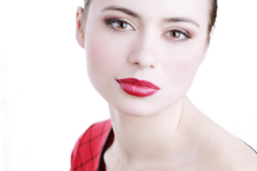 西方人,脸,头,眼睛,鼻子,嘴,脸颊,眉毛,睫毛,一个人,横图,室内,特写,白天,白色背景,正面,欧洲,欧洲人,瞳孔,仅一个年轻女性,仅一个女性,仅一个人,注视,口红,观察,看,诱惑,眼部,摄影,影棚,观看,勾引,察看,红唇,关注,引诱,尤物,年轻女性,女人,女性,白种人,头部,鼻,睫,脸部,脸蛋,眉,面部,眼,眼睫毛,眼眉,嘴巴,嘴唇,半身,彩图,影棚拍摄,拍摄,眼眉毛,佳丽,丽人,美人