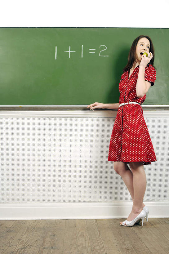 西方人,一个人,教师,站,竖图,室内,白天,侧面,裙子,欧洲,欧洲人,仅一个年轻女性,仅一个女性,仅一个人,一条,连衣裙,数字,注视,红色,黑板,观察,看,站着,讲解,解说,观看,察看,关注,讲授,年轻女性,女人,女性,白种人,讲师,教授,老师,站立,彩图,全身