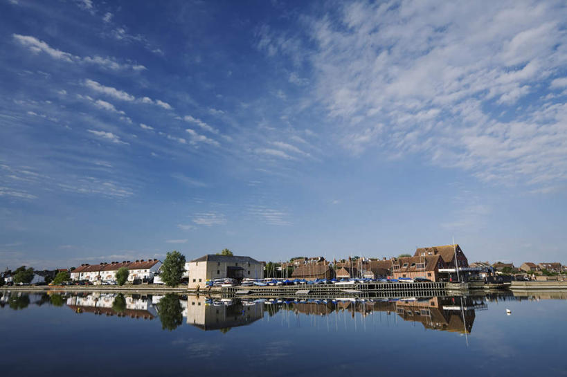 无人,家,横图,室外,白天,正面,旅游,度假,河流,美景,水,植物,英国,欧洲,平静,房屋,屋子,河水,景观,水流,乡村,云,云朵,农村,云彩,娱乐,楼房,英格兰,住宅,树,树木,蓝色,绿色,白云,倒影,蓝天,天空,自然,村庄,天,享受,休闲,景色,放松,生长,晴朗,成长,宁静,村落,倒映,西欧,自然风光,大不列颠,大不列颠及北爱尔兰联合王国,大不列颠联合王国,日不落英帝国,屯子,墟落,反照,英吉利,晴空,彩图,房子