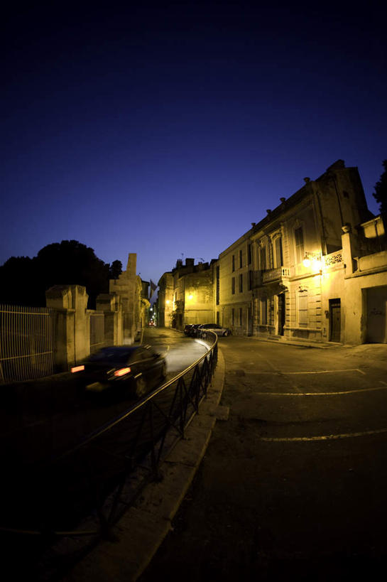 无人,家,竖图,室外,夜晚,仰视,旅游,度假,美景,道路,路,路灯,公路,汽车,照明,一辆,阴影,光线,影子,房屋,屋子,景观,灯光,交通,娱乐,楼房,住宅,车,灯,黄色,蓝色,蓝天,天空,阳光,自然,交通工具,轿车,天,驾驶,行驶,享受,休闲,景色,放松,操纵,照亮,控制,照明设备,自然风光,载具,操控,阿尔勒,把持,马路,彩图,低角度拍摄,房子