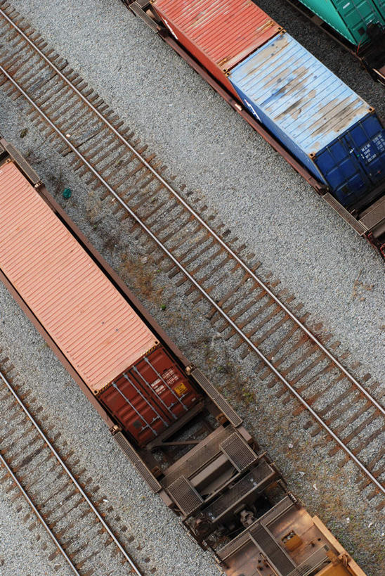 无人,竖图,俯视,航拍,室外,白天,路,铁路,火车,一辆,轨道,交通,铁轨,车,红色,交通工具,驾驶,行驶,运输,操纵,控制,鸟瞰,载具,装载,操控,把持,高角度拍摄