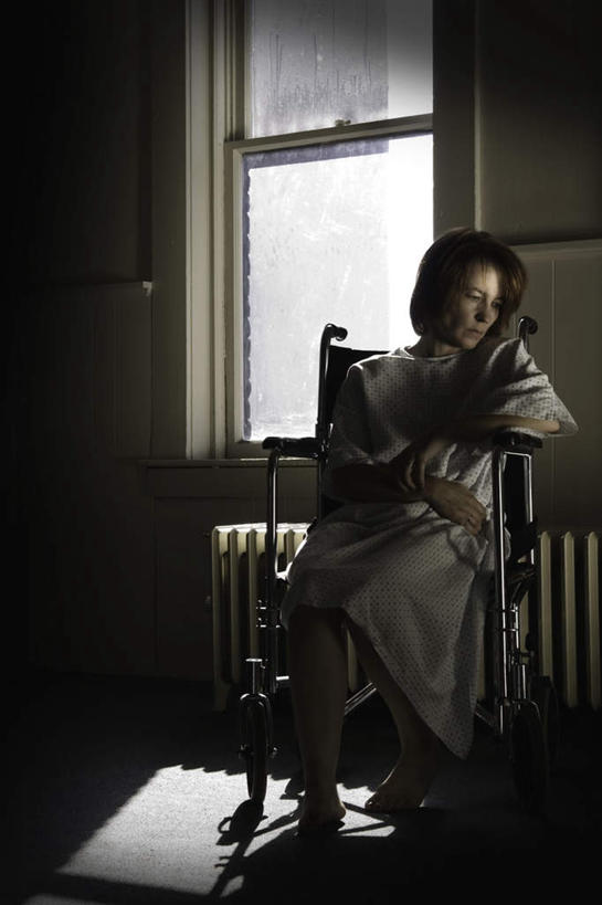 西方人,一个人,医院,坐,竖图,俯视,室外,白天,窗户,落地窗,欧洲,欧洲人,仅一个女性,仅一个人,一张,阴影,光线,工具,影子,墙,灯光,取暖器,地面,注视,玻璃窗,墙壁,墙面,轮椅,复健,观察,回头,看,转头,康复,器械,仅一个老年女性,观看,察看,医疗设备,关注,医疗器械,医疗工具,医疗机构,辅助设备,老年女性,女人,女性,白种人,坐着,彩图,高角度拍摄,全身,病院,诊所