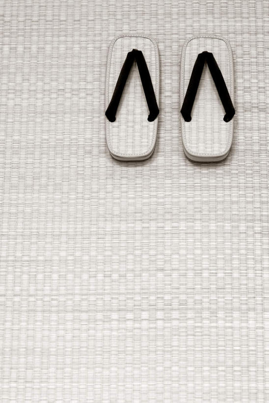 无人,竖图,俯视,室内,特写,白天,凉鞋,静物,鞋子,一双,阴影,光线,影子,灯光,地面,彩图,高角度拍摄,夹趾拖鞋,人字拖,人字拖鞋