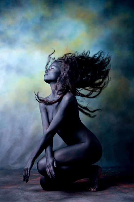 西方人,一个人,坐,竖图,室内,白天,侧面,欧洲,欧洲人,仅一个年轻女性,仅一个女性,仅一个人,裸露,搭,摄影,影棚,赤裸,搭着,裸,年轻女性,女人,女性,白种人,坐着,彩图,全身,影棚拍摄,拍摄