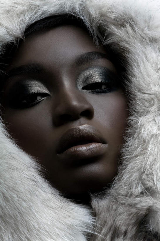 西方人,脸,头,脸颊,眼皮,一个人,竖图,室内,特写,白天,正面,帽子,欧洲,非洲,黑人,欧洲人,仅一个年轻女性,仅一个女性,仅一个人,连帽衫,年轻女性,女人,女性,非洲人,头部,睑,脸部,脸蛋,面部,眼盖,眼睑,半身,彩图