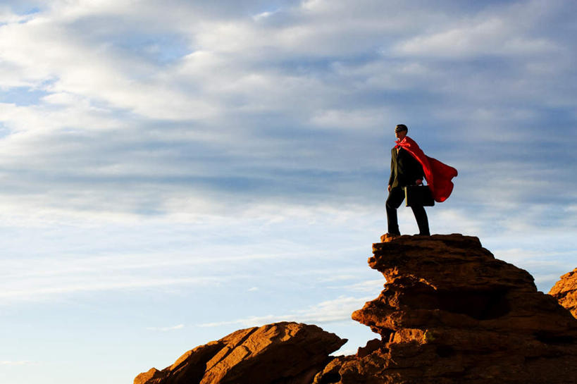 西方人,一个人,商务人士,商务男性,站,横图,室外,白天,仰视,衬衫,石头,欧洲,欧洲人,仅一个男性,仅一个人,套装,石子,云,云朵,云彩,注视,仅一个年轻男性,蓝色,白云,蓝天,天空,天,观察,看,站着,晴朗,观看,正义,察看,关注,商务装,超人,工薪阶层,超级英雄,英雄,超能力,公理,男人,男性,年轻男性,白种人,白领,上班族,石块,岩石,晴空,站立,彩图,低角度拍摄,全身,衬衣