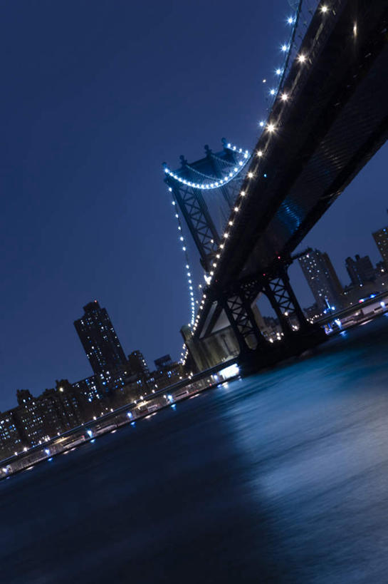 无人,高楼大厦,竖图,室外,白天,正面,度假,海浪,海洋,美景,城市风光,城市,大桥,大厦,建筑,立交桥,摩天大楼,桥梁,纽约,美国,景观,浪花,水平线,高架,斜拉桥,桥,辽阔,海平线,娱乐,海水,享受,休闲,广阔,景色,放松,一望无际,北美,北美洲,美洲,海景,纽约州,帝国之州,帝国州,北亚美利加洲,亚美利加洲,灯火辉煌,无边无际,一马平川,火树银花,灯烛辉煌,大海,风浪,海,海水的波动,近岸浪,涌浪,彩图,大楼,高层建筑,高楼,摩天楼,水天相接,水天一线