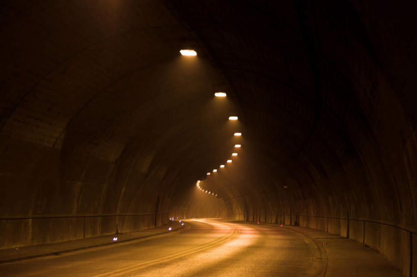 无人,横图,室内,白天,正面,道路,路,路灯,公路,照明,一排,阴影,整齐,光线,隧道,影子,灯光,交通,灯,排列,照亮,照明设备,地道,队列,马路,彩图