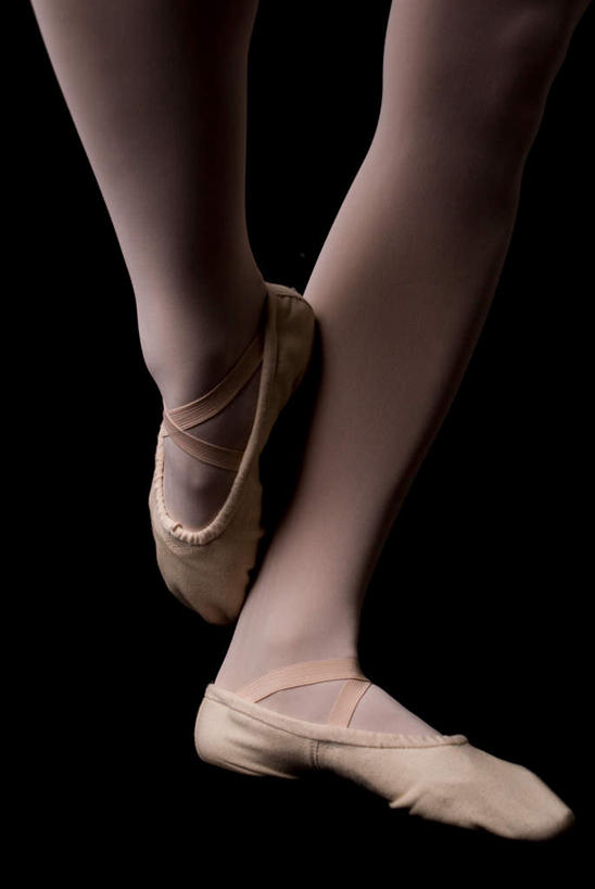 西方人,腿部,腿,一个人,竖图,俯视,室内,白天,跳舞,芭蕾,鞋子,欧洲,欧洲人,仅一个年轻女性,仅一个女性,仅一个人,黑色背景,摄影,影棚,舞鞋,芭蕾舞鞋,舞姿,芭蕾鞋,足尖鞋,芭蕾舞,年轻女性,女人,女性,白种人,半身,彩图,高角度拍摄,影棚拍摄,拍摄,舞蹈