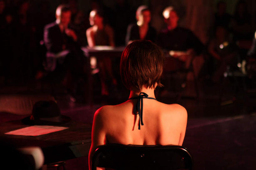 横图,室内,白天,剧院,帽子,五个人,表演,阴影,服装,朦胧,模糊,光线,影子,灯光,许多人,裸露,扮演,背面,衣服,黑色,一群人,服饰,演出,暴露,昏暗,衣着,穿着,一顶,袒露,衣饰,灰暗,晦暗,年轻女性,女人,女性,半身,彩图