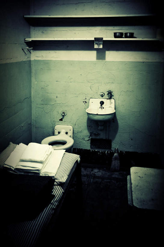 无人,竖图,室内,白天,正面,卫生间,洗手间,阴影,光线,水槽,水龙头,影子,灯光,水斗,开关,打开,监狱,阀门,监禁,开启,束缚,关押,监牢,牢狱,水咀,监管,禁闭,看守,厕所,彩图