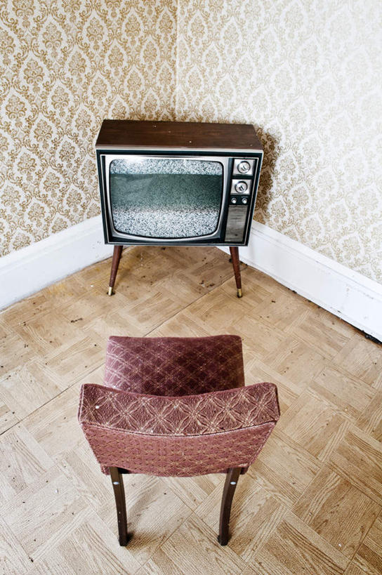 无人,客厅,竖图,俯视,室内,白天,壁纸,餐桌,地板,桌子,电视,椅子,木椅,墙,地面,木地板,墙壁,墙面,餐台,一台,起居室,彩电,显像管屏,显像管屏幕,黑白电视机,客堂,电视机,墙纸,彩图,高角度拍摄